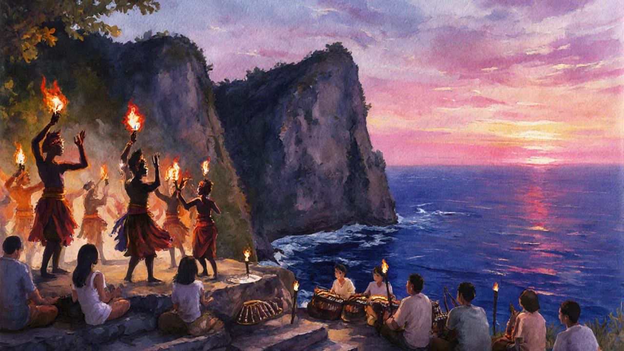 Pertunjukan tari Kecak di tebing Uluwatu saat matahari terbenam, dikelilingi api dan penonton.