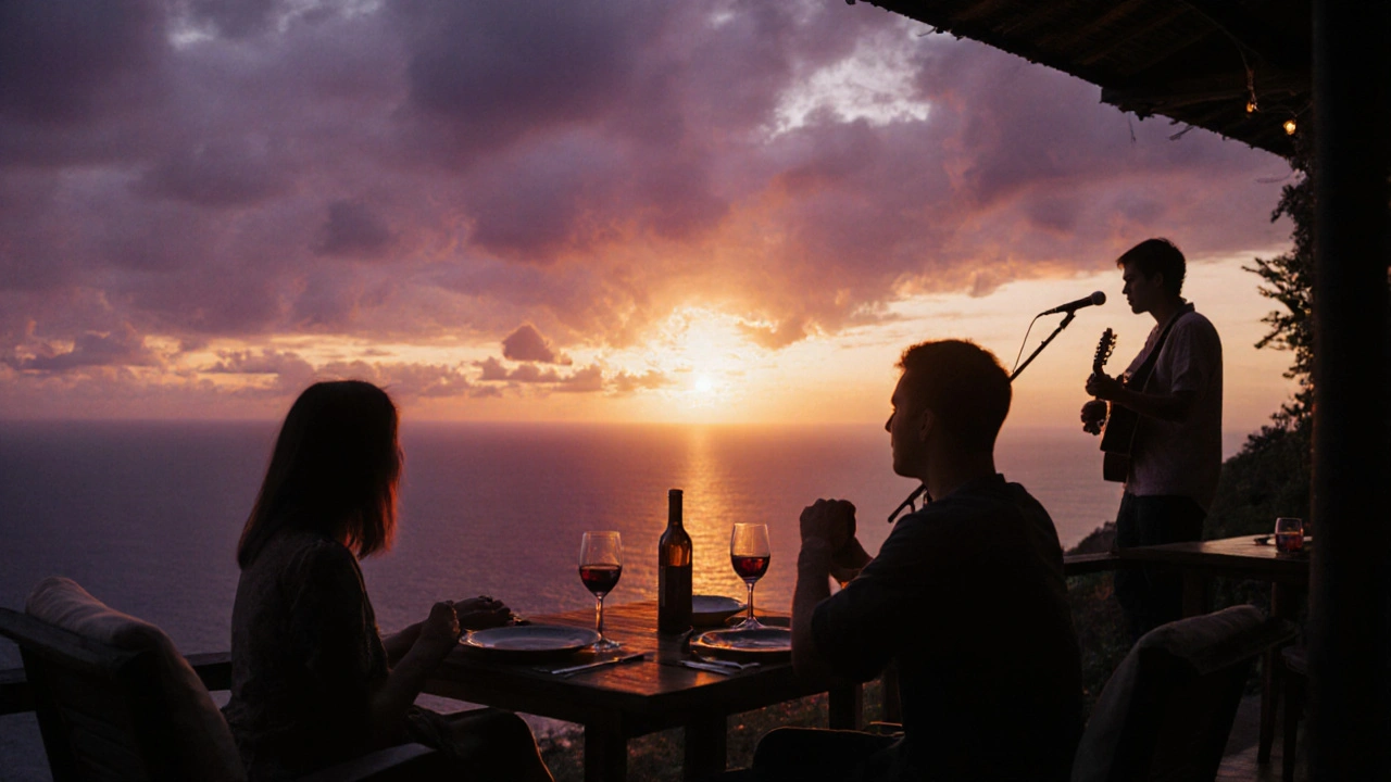 Malam di tebing La Brisa, pasangan menikmati matahari terbenam dengan musik akustik.