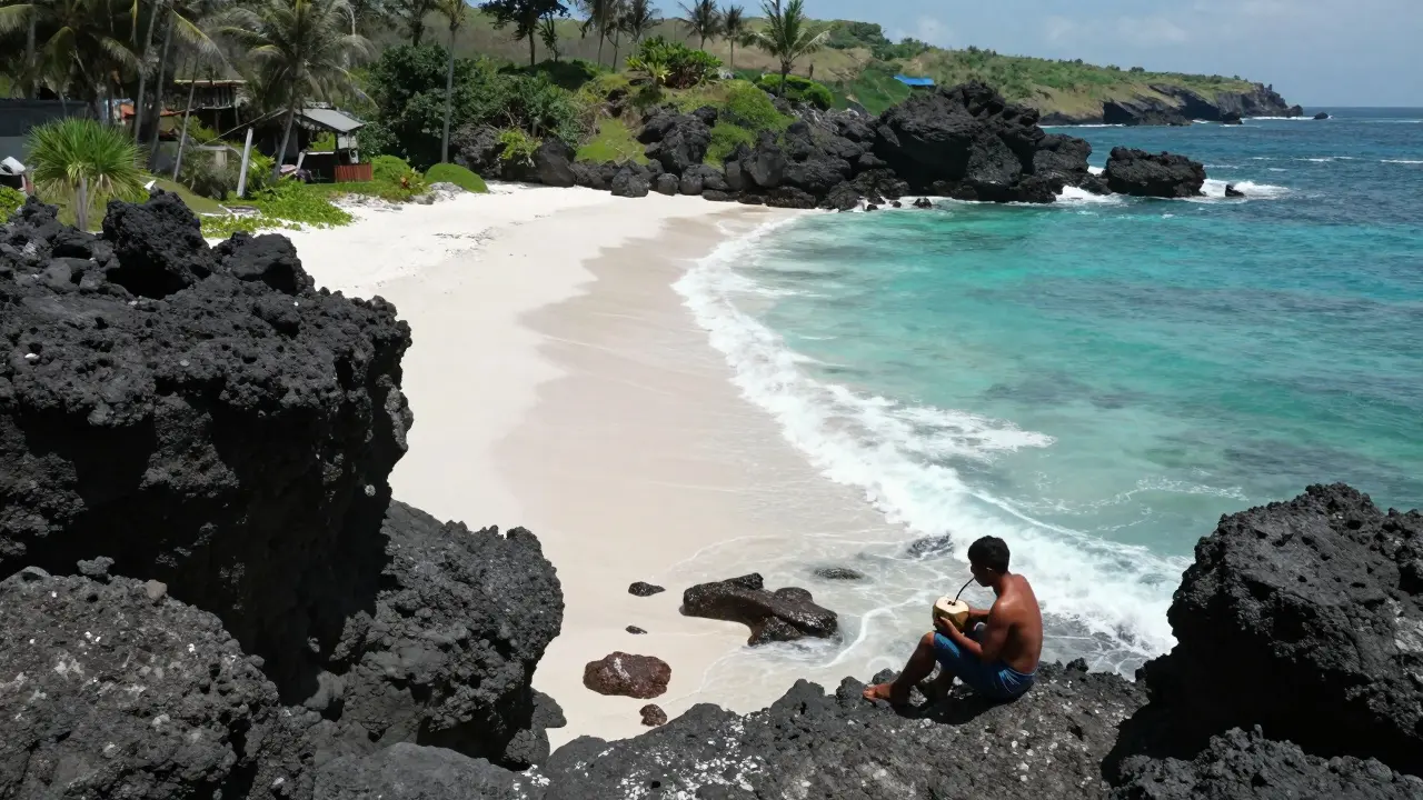 Pantai Balangan dari atas tebing, pasir putih, batu hitam, dan laut biru tanpa bangunan atau turis.